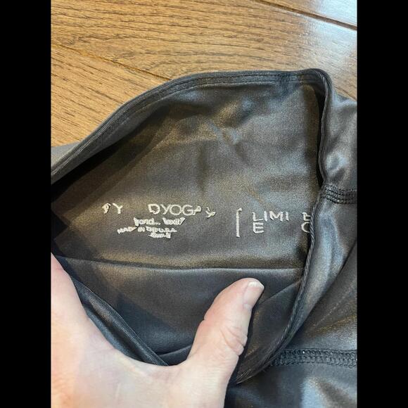 Grey metallic beyond yoga leggings size small - Picture 3 of 5